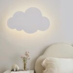 Minimalistische Wandleuchte in Wolkenform für Kinderzimmer — Detailaufnahme