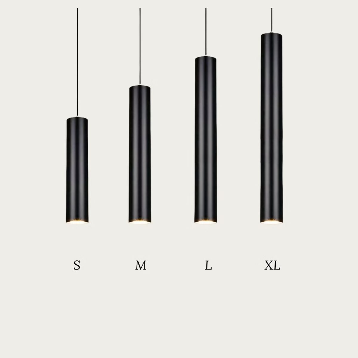 Vier schwarze Röhrenpendelleuchten nebeneinander in den Größen S, M, L und XL
