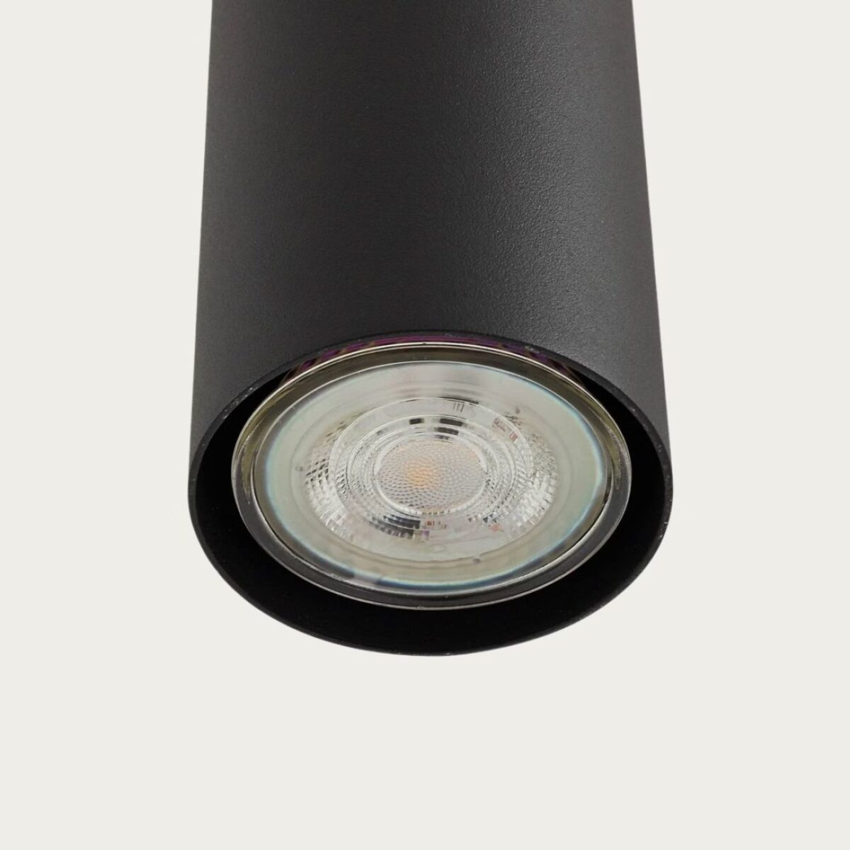 Nahaufnahme der Lichtaustrittsöffnung einer schwarzen Röhrenpendelleuchte