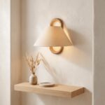 Vintage-Wandleuchte aus Holz mit beigem Stoffschirm
