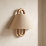 Vintage-Wandleuchte aus Holz mit beigem Stoffschirm