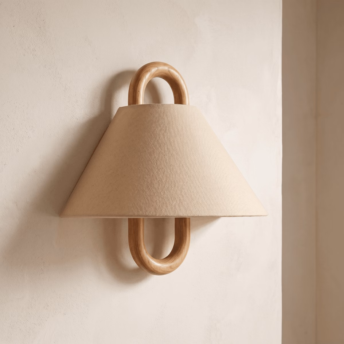 Vintage-Wandleuchte aus Holz mit beigem Stoffschirm