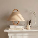 Vintage-Wandleuchte aus Holz mit beigem Stoffschirm