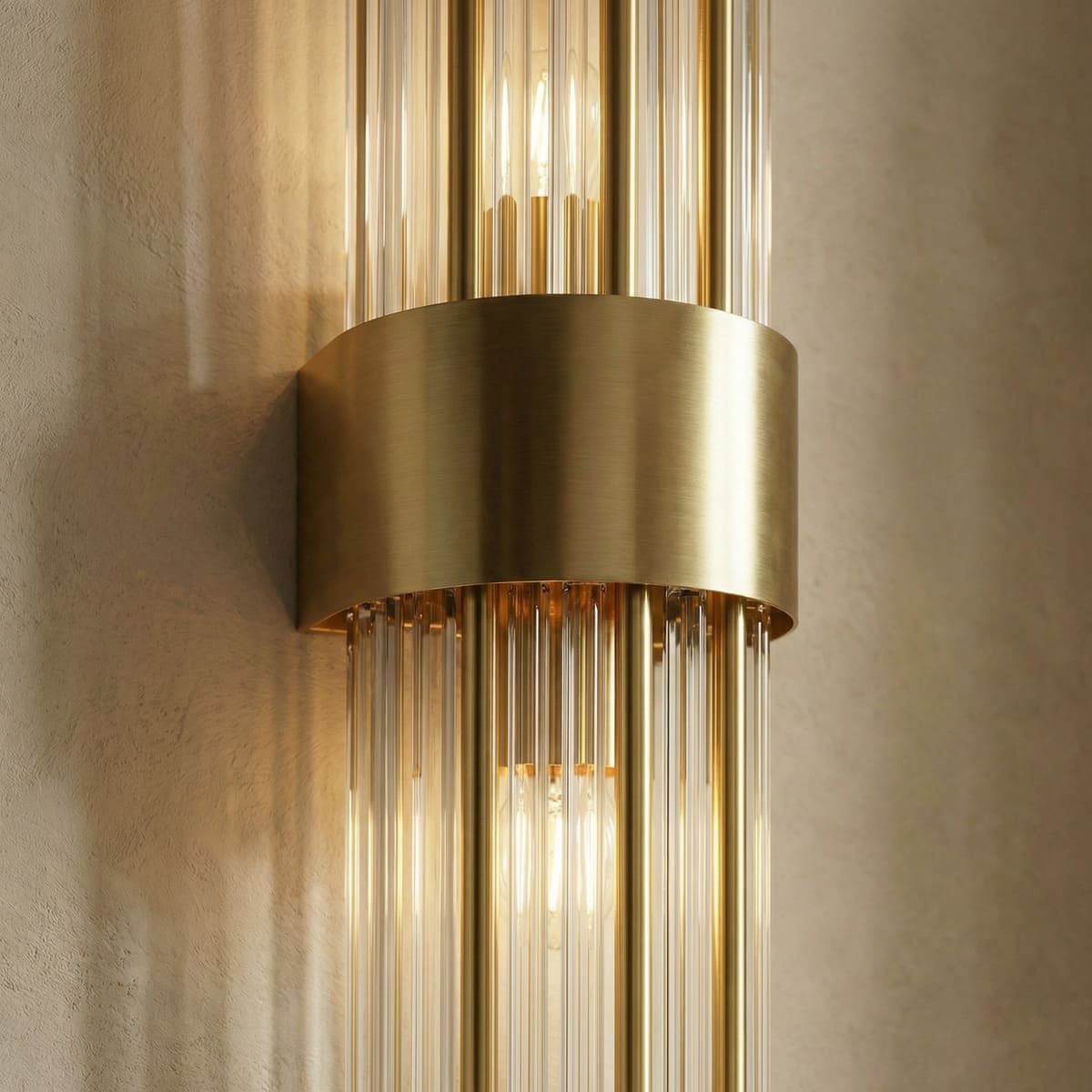 Goldfarbene Wandleuchte mit modernem Design