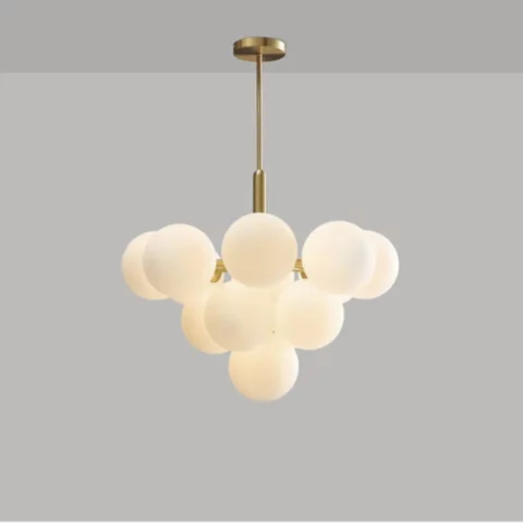 Cluster-Pendelleuchte mit zahlreichen weissen Glaskugeln an goldenem Stab
