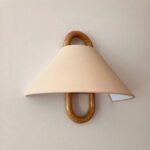 Vintage-Wandleuchte aus Holz mit beigem Stoffschirm