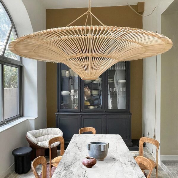 Bali Rattan Hängeleuchte in handgemachter und moderner Schirmform