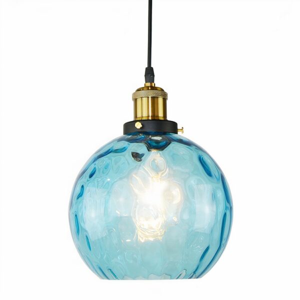 Blaue LED-Hängeleuchte in Form einer Glaskugel auf weißem Hintergrund