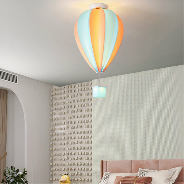 Blau-rosa Ballon-Kronleuchter aus Acryl in einem Raum mit einem Bett