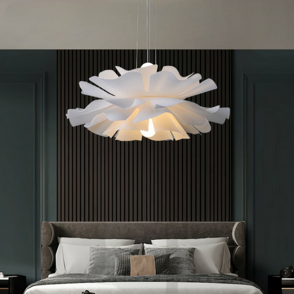 Blumenförmiger Kronleuchter aus Acryl auf grauem Hintergrund in einem Schlafzimmer