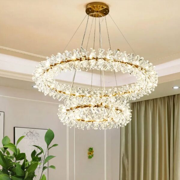 Bohemian LED Kronleuchter in Form eines Blumenkranzes in einem Wohnzimmer mit einer Pflanze und einem grünen Vorhang