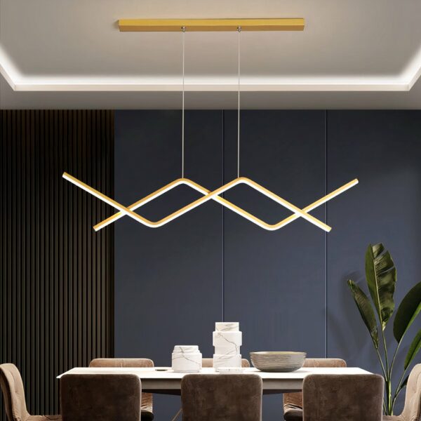 Design LED-Hängeleuchte für die Küche, mit goldfarbener Halterung in einem Esszimmer