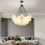 Elegante Hängeleuchte aus Glas in einem Wohnzimmer präsentiert