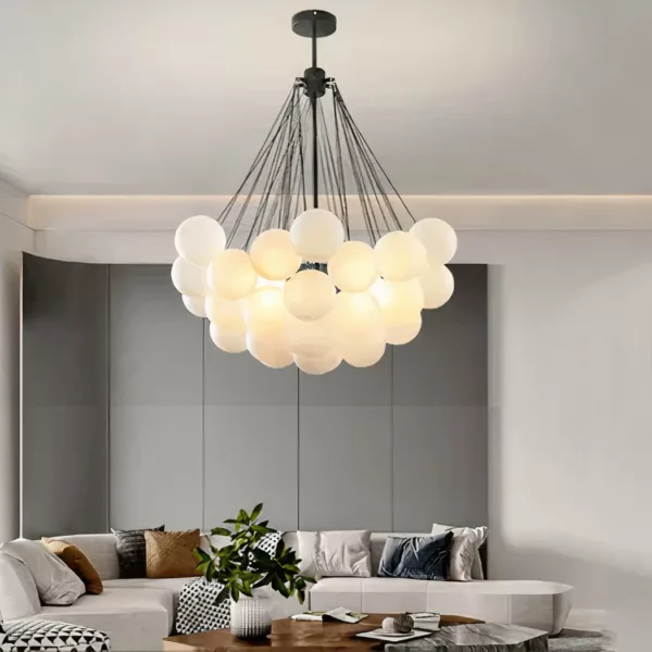 Elegante Hängeleuchte aus Glas in einem Wohnzimmer präsentiert
