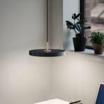 Flache LED-Pendelleuchte mit modernem, minimalistischem nordischem Design — Detailaufnahme