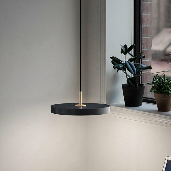 Flache Pendelleuchte in Schwarz und Gold