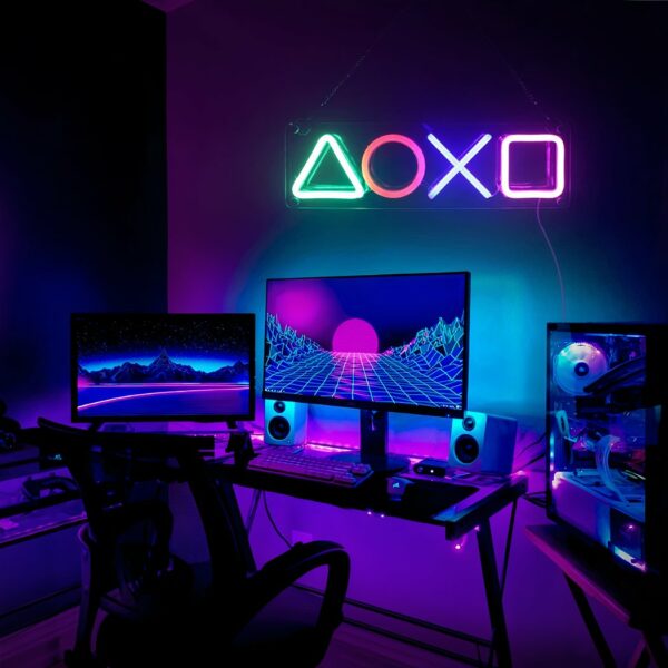 In einem Gamer-Büro sehen Sie eine futuristische Neon-Wandleuchte an der Wand, die eingeschaltet ist.