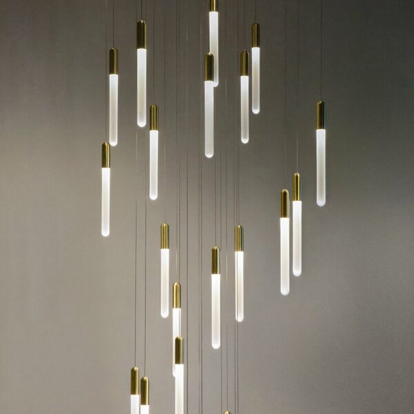 Goldene Hängeleuchte im nordischen Design mit fünfundzwanzig Köpfen auf grauem Hintergrund
