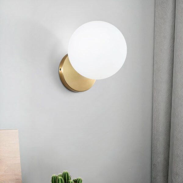 Auf einem weißen Hintergrund sehen Sie eine goldene und weiße Wandleuchte in Form einer brennenden Glaskugel.