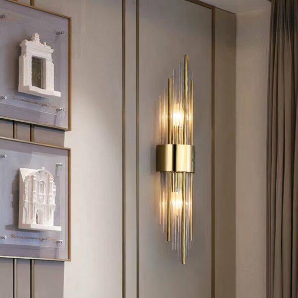 Goldene Wandleuchte mit modernem Design