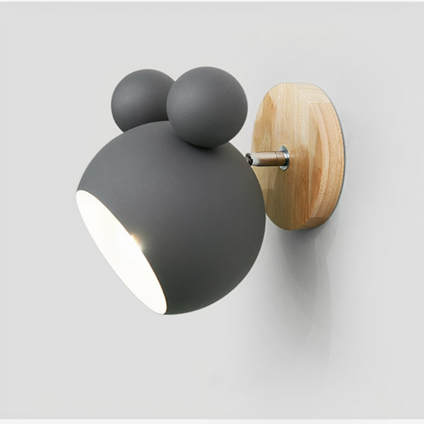 Graue Wandleuchte für Kinder mit Mickey Mouse Design aus Metall auf grauem Hintergrund
