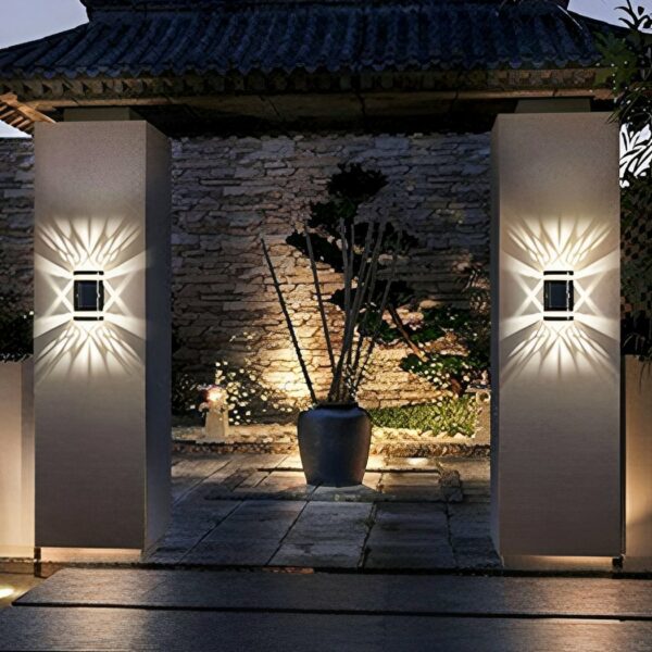 Große, wasserdichte Solar-LED-Wandleuchte an Steinsäulen in einem Garten