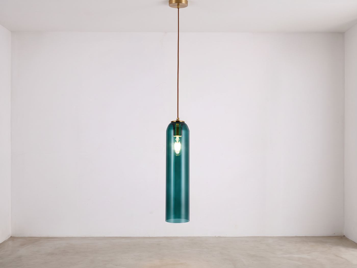 Blaue Hängeleuchte im modernen nordischen Design aus Glas auf grauem Hintergrund
