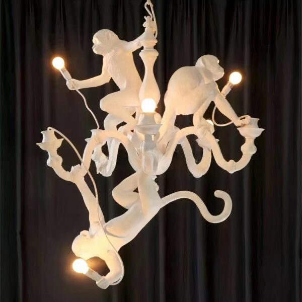 Suspension singes 3 animaux suspendus sur le lustre blanc, présenté sur fond noir
