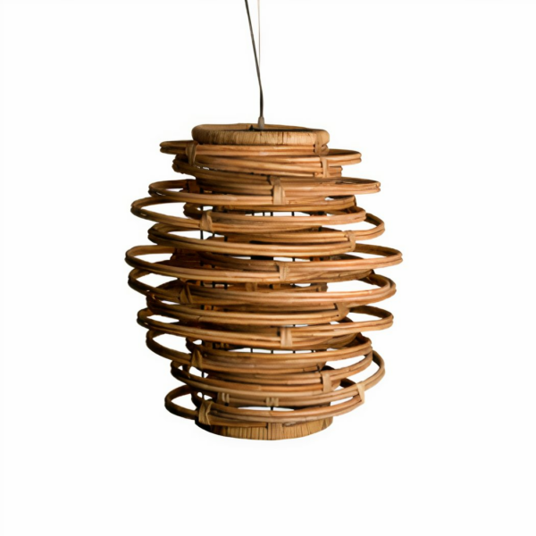 Hängeleuchte aus Vintage-Holz mit Spiralen auf weißem Hintergrund