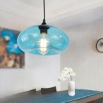 Hängeleuchte aus mundgeblasenem Glas in blau mit kreativem Retrodesign — im Raum