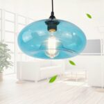 Hängeleuchte aus mundgeblasenem Glas in Blau Kreatives Retrodesign in einem weißen Wohnzimmer