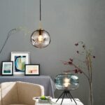 Hängeleuchte aus mundgeblasenem Glas in Form einer bearbeiteten Kugel in einem Wohnzimmer
