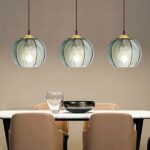 Hängeleuchte aus Rauchglas mit modernen Streifen in einem Esszimmer über einem Tisch