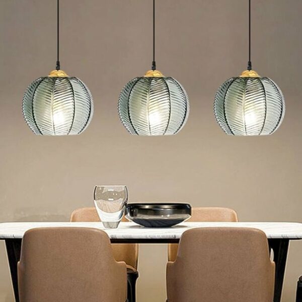 Hängeleuchte aus Rauchglas mit modernen Streifen in einem Esszimmer über einem Tisch