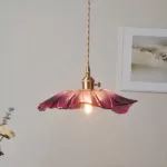 Hängeleuchte Blume aus rosa Glas — im Raum