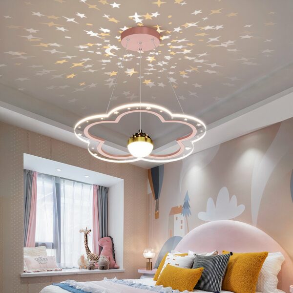 Hängeleuchte für das Babyzimmer in Form einer Wolke, in glänzendem Rosa, funkelnd im Kinderzimmer