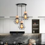 Hängeleuchte mit 3 Lampen und einem Schirm aus Holz und Metall — Verarbeitungsdetail