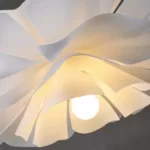 Hängeleuchte mit romantischen weißen Blumen im modernen nordischen Stil aus Acryl — Verarbeitungsdetail