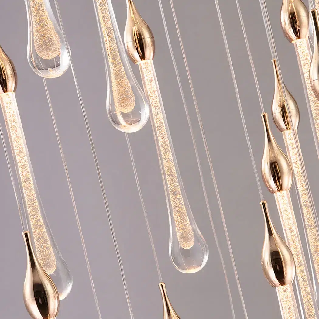 Wassertropfen-Hängeleuchte in goldfarbenem Kristall, filigran und glänzend — Detailaufnahme