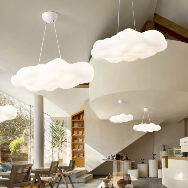 Hängeleuchte Wolke aus Acryl mit modernem Design, die mehrfach in einem Raum aufgehängt wird.
