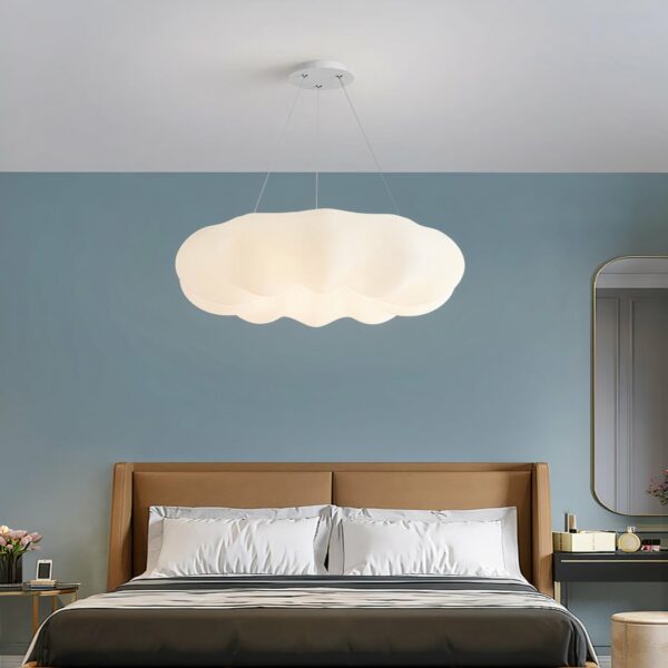 Hängende weiße Wolke Kronleuchter in modernem Design auf blauem Hintergrund mit einem Bett