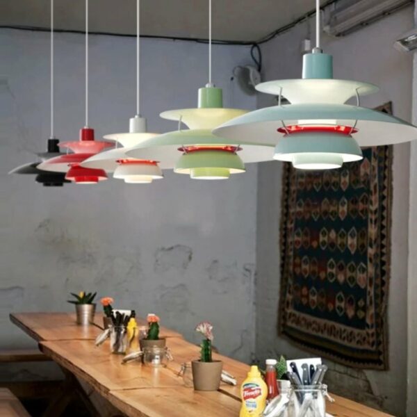 Hochwertige Pendelleuchte im dänischen Vintage-Design über einem Esstisch im Stil eines Restaurants