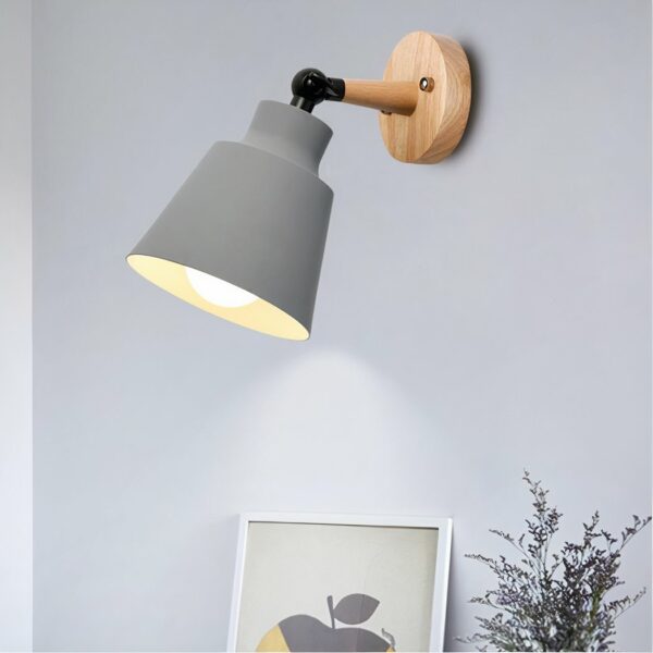 Wandleuchte aus Holz im nordischen Stil, die an einer Wand montiert und eingeschaltet ist