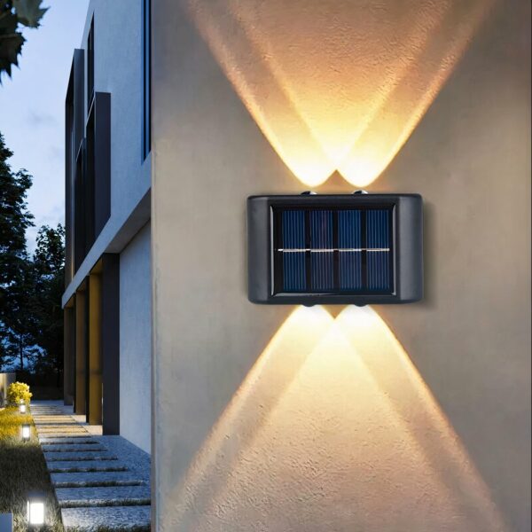 Horizontale Solar-LED-Wandleuchte für den Außenbereich an einer Wand im Garten