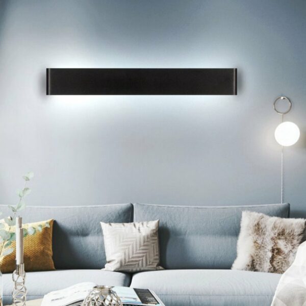 Dimmbare LED-Wandleuchte im Innenbereich mit modernem Design im Wohnzimmer über dem Sofa