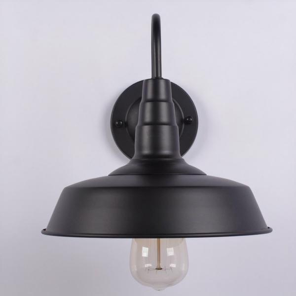 Industrielle Wandleuchte im Vintage-Stil und wasserdicht auf grauem Hintergrund