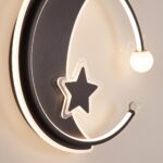 Dreiviertelansicht der Kinder-Deckenleuchte mit Mond und Stern, LED-Lichtlinie und mattierte Kugel