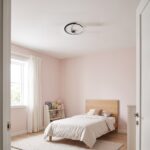 Deckenleuchte mit Mond und Stern in einem Kinderzimmer bei Tageslicht, über einem Einzelbett