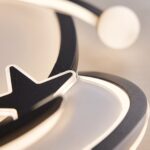 Makroaufnahme des Sterns aus schwarzem Acryl, des lichtdurchlässigen Monds und des lackierten Aluminiumrings