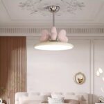 Kronleuchter für das Babyzimmer mit rosa Herzen — im Raum